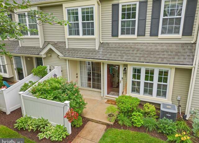 Property at 807 Trescott Pl, Mount Laurel, NJ 08054, 2 beds, 1.5 baths