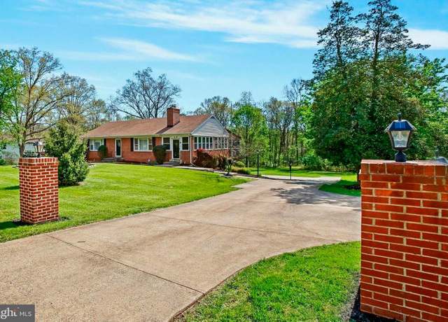 Property at 29 Cedar Dr, Sterling, VA 20164, 3 beds, 1.5 baths