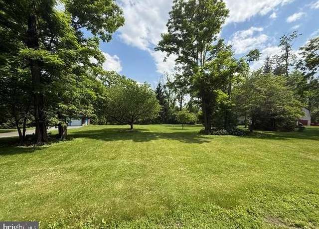 Property at 14 Woodcrest Dr, Carlisle, PA 17015