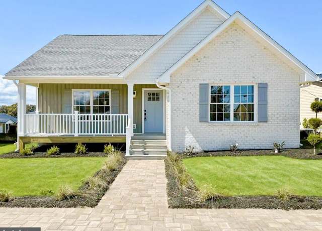Property at 320 8th Ave, Luray, VA 22835, 3 beds, 2 baths