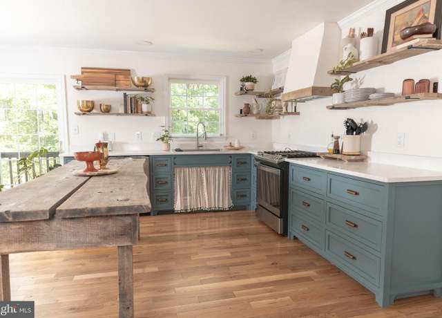 Property at 73 Village Grove Rd, Fredericksburg, VA 22406, 6 beds, 3.5 baths