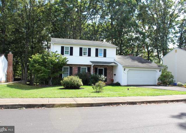 Property at 208 Crestview Dr, Telford, PA 18969, 4 beds, 2.5 baths