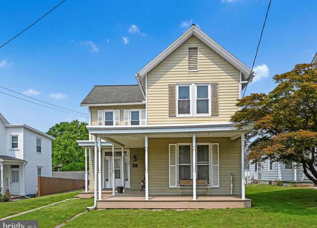 Property at 108 S 9th St, Akron, PA 17501, 3 beds, 1 bath