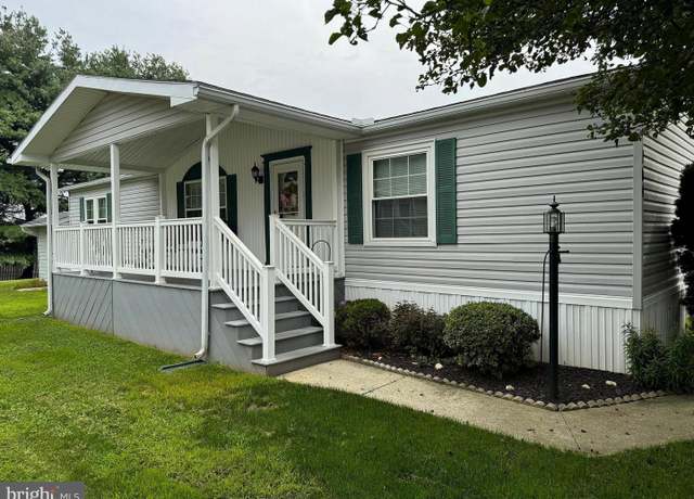 Property at 104 Greenbriar Cir, Lancaster, PA 17603, 3 beds, 2 baths