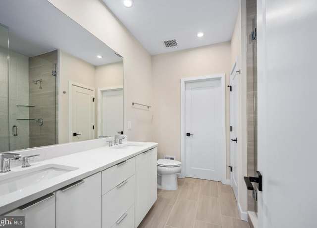 Property at 14437 Glen Manor Dr, Chantilly, VA 20151, 2 beds, 2.5 baths