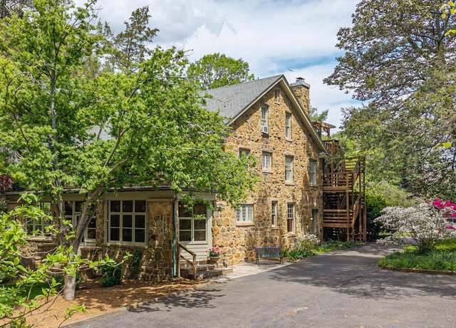 Property at 507 Winchester St, Warrenton, VA 20186, 5 beds, 4.5 baths