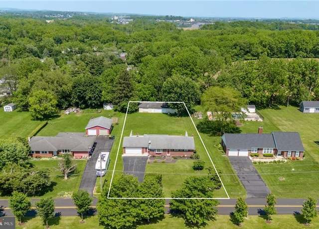 Property at 3324 Golf Course Rd, Allentown, PA 18104, 3 beds, 1.5 baths
