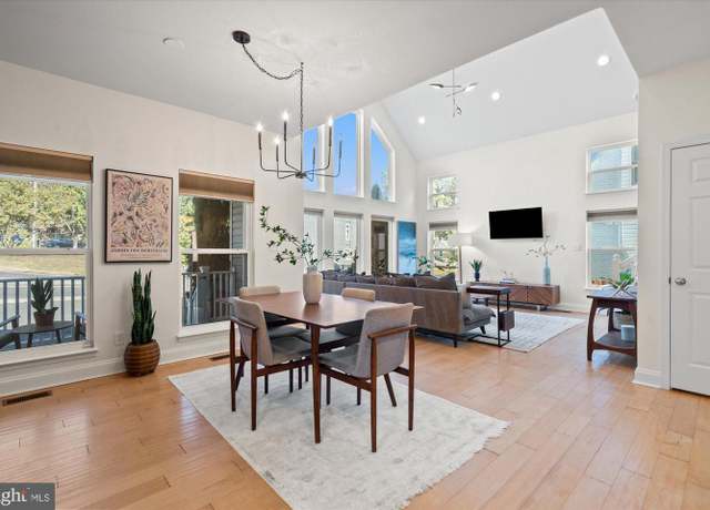 Property at 2046 S Shirlington Rd, Arlington, VA 22204, 3 beds, 2 baths
