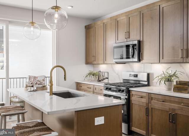 Property at 14429 Glen Manor Dr, Chantilly, VA 20151, 2 beds, 2.5 baths