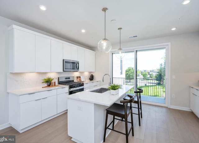 Property at 14429 Glen Manor Dr, Chantilly, VA 20151, 2 beds, 2.5 baths