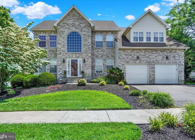 Property at 1215 Oakwood Ln, York, PA 17403, 4 beds, 3.5 baths