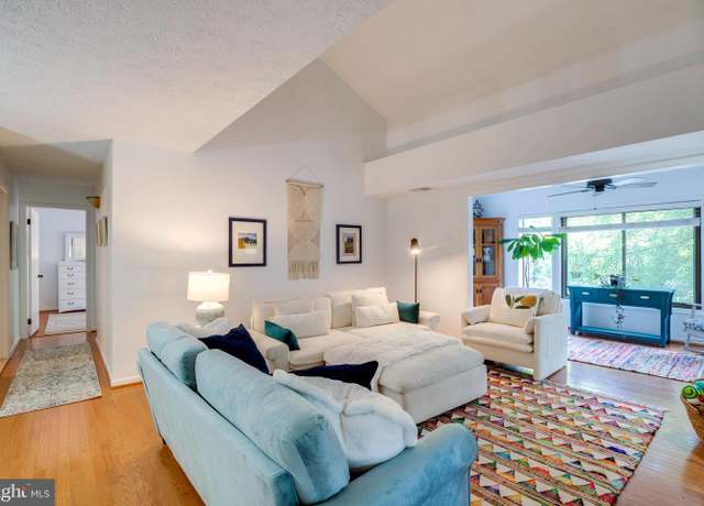 Property at 2293 Hunters Run Dr, Reston, VA 20191, 3 beds, 2 baths