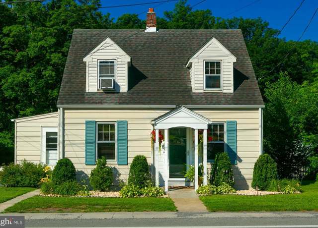 Property at 172 Martinsburg Rd, Berkeley Springs, WV 25411, 2 beds, 2 baths