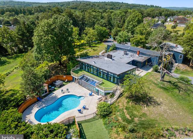 Property at 624 Westlake Dr, East Stroudsburg, PA 18302, 8 beds, 6.5 baths
