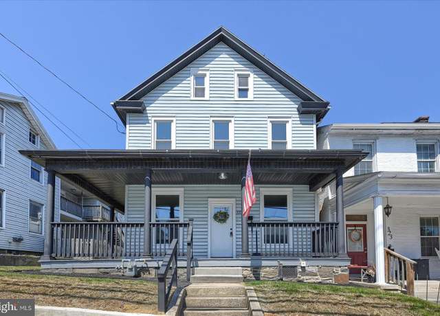 Property at 325 W High St, Elizabethtown, PA 17022, 3 beds, 2.5 baths
