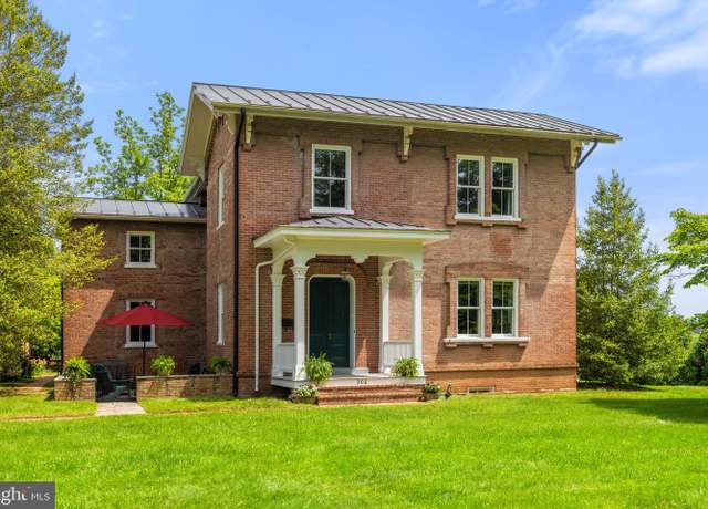 Property at 306 W Market St, Leesburg, VA 20176, 3 beds, 2.5 baths