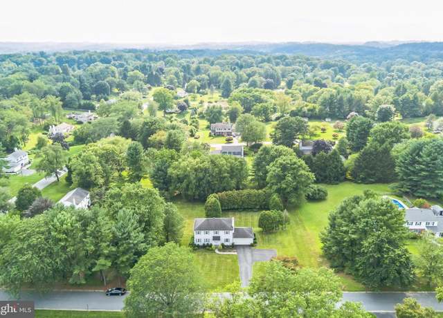 Property at 606 Londonderry Dr, West Chester, PA 19382, 4 beds, 2.5 baths