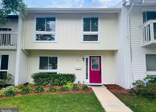 Property at 102 Hayloft Ct, Sterling, VA 20164, 3 beds, 2.5 baths