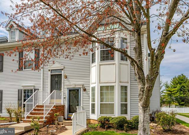Property at 25 Columbus Dr, Franklin Park, NJ 08823, 3 beds, 2 baths