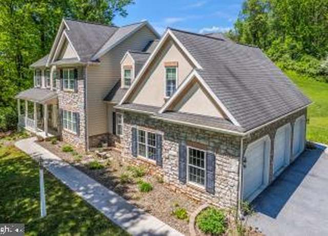 Property at 304 Iron Valley Dr, Lebanon, PA 17042, 5 beds, 2.5 baths