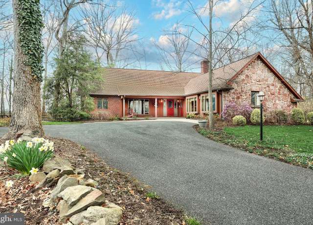 Property at 10 White Oak Trl, Gettysburg, PA 17325, 4 beds, 2.5 baths