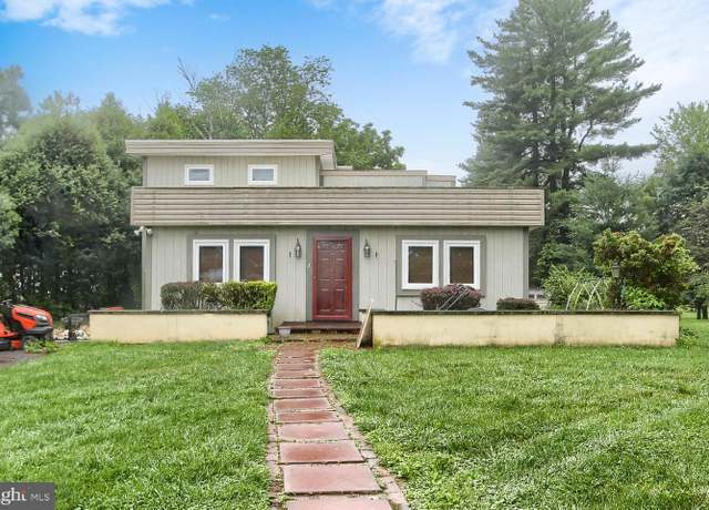 Property at 911 Nixon Dr, Mechanicsburg, PA 17055, 5 beds, 2 baths