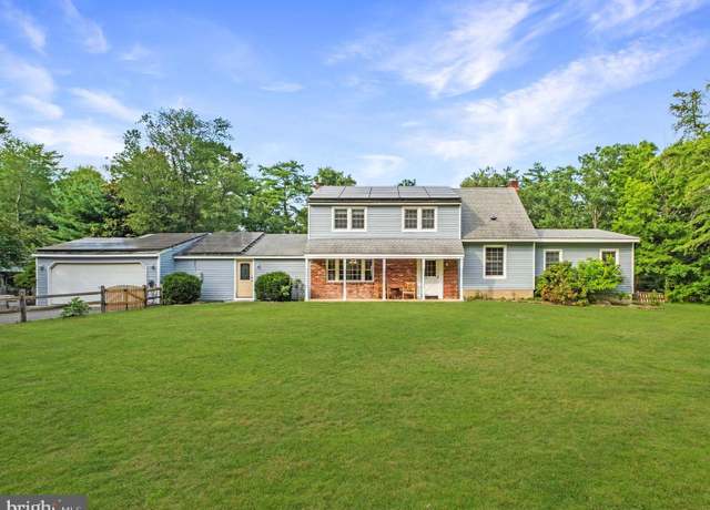 Property at 2 Holly Dr, Medford, NJ 08055, 5 beds, 2.5 baths