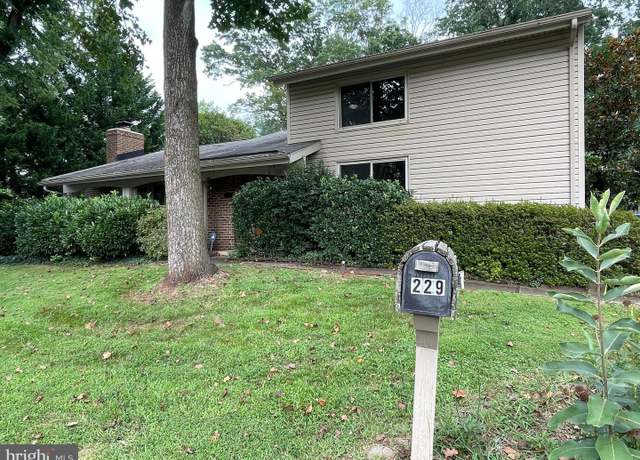 Property at 229 W Meadowland Ln W, Sterling, VA 20164, 3 beds, 2 baths