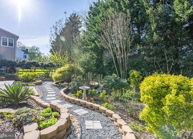 Property at 3 Maplecrest Ct, Potomac, MD 20854, 5 beds, 4.5 baths