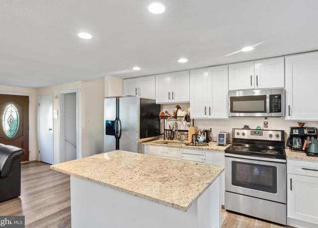 Property at 7627 Fallswood Way, Lorton, VA 22079, 3 beds, 3 baths