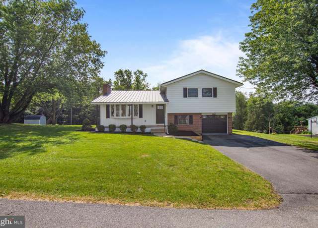 Property at 1019 Willowbrook Ct, Chambersburg, PA 17202, 4 beds, 2 baths