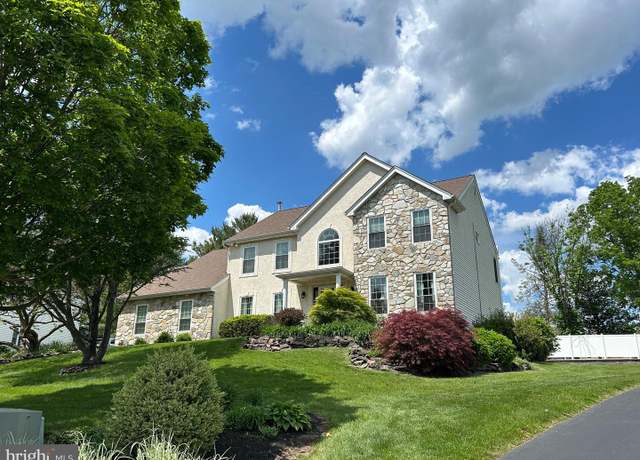 Property at 42 Pin Oak Dr, Phoenixville, PA 19460, 4 beds, 2.5 baths