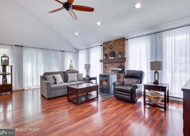 Property at 2150 Geraci Pl, Tobyhanna, PA 18466, 3 beds, 2 baths