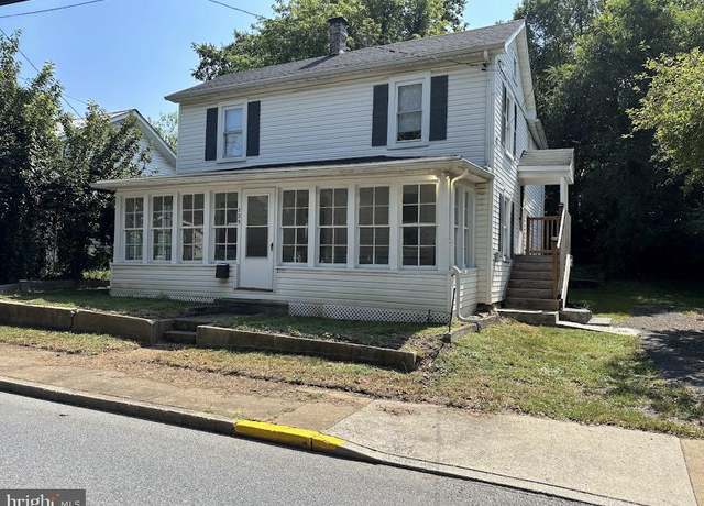 Property at 329 Randolph St, Martinsburg, WV 25401, 3 beds, 1.5 baths