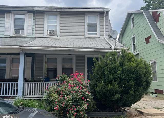Property at 341 E Poplar St, York, PA 17403, 4 beds, 1 bath