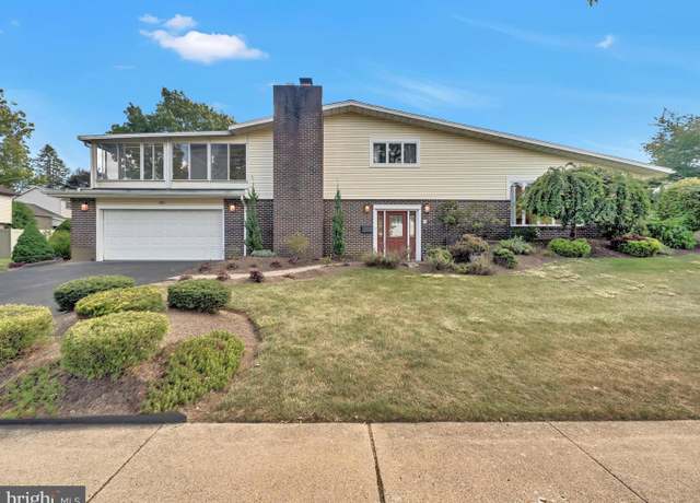 Property at 301 Warwick Dr, Wyomissing, PA 19610, 3 beds, 3.5 baths