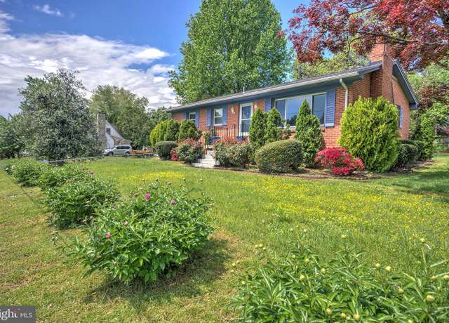 Property at 321 E E St, Purcellville, VA 20132, 3 beds, 2.5 baths