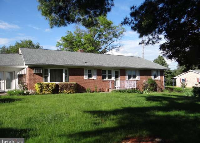 Property at 2145 Hillview Dr W, Fayetteville, PA 17222, 3 beds, 2.5 baths
