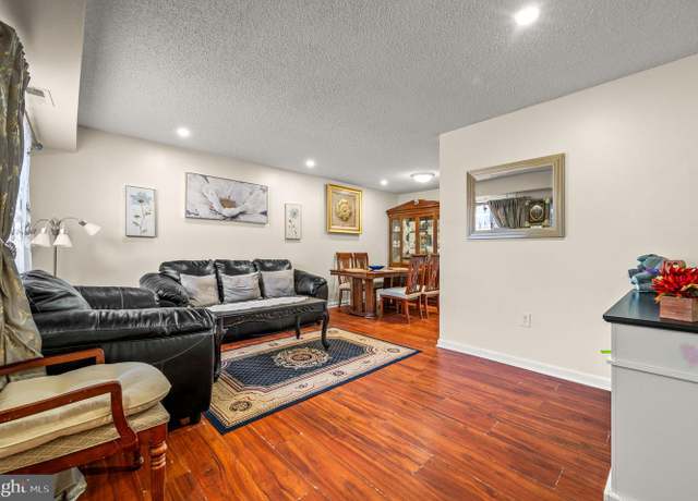 Property at 44 Chiswick Dr, Lindenwold, NJ 08021, 2 beds, 1.5 baths