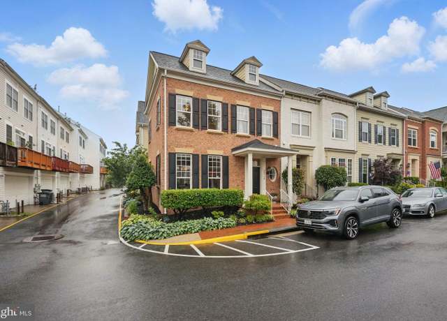 Property at 13716 Pinnacle St, Woodbridge, VA 22191, 3 beds, 2.5 baths