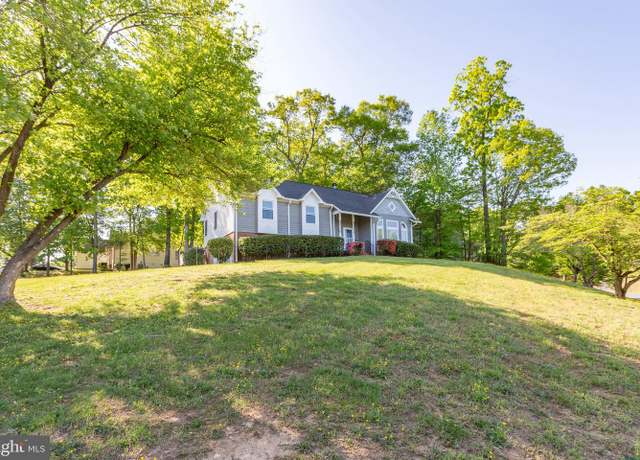 Property at 8 Ridge Pointe Ln, Fredericksburg, VA 22405, 3 beds, 2 baths