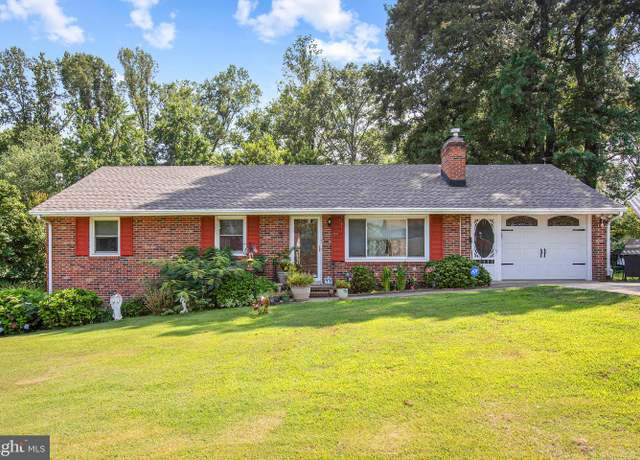 Property at 215 Mount Pleasant Blvd, Fredericksburg, VA 22405, 3 beds, 2.5 baths