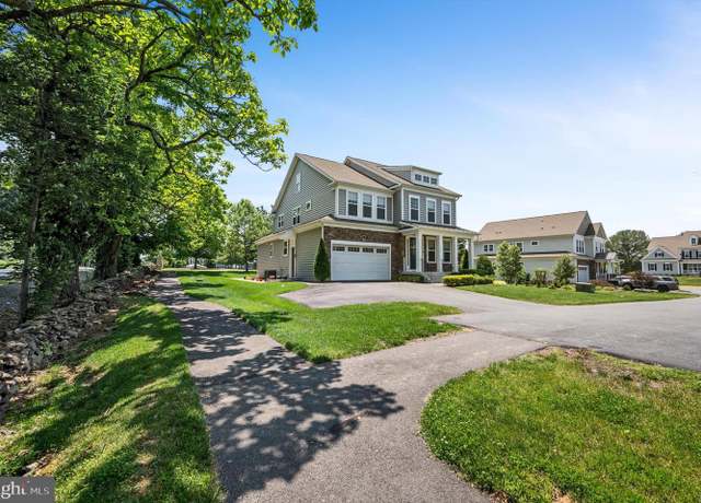 Property at 121 S 32nd St, Purcellville, VA 20132, 6 beds, 5 baths