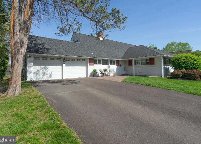 Property at 28 Rust Hill Rd, Levittown, PA 19056, 4 beds, 3 baths