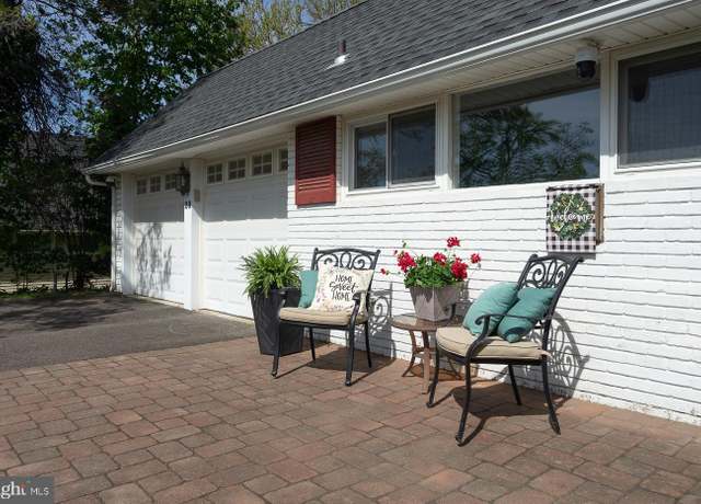 Property at 28 Rust Hill Rd, Levittown, PA 19056, 4 beds, 3 baths