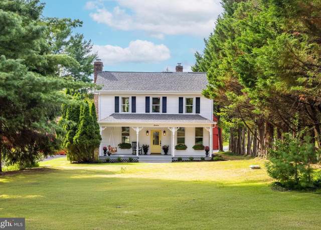 Property at 7 E Loudoun St, Round Hill, VA 20141, 4 beds, 3 baths
