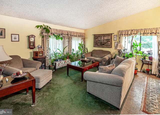 Property at 30 Patricia Ln, Sicklerville, NJ 08081, 3 beds, 2 baths