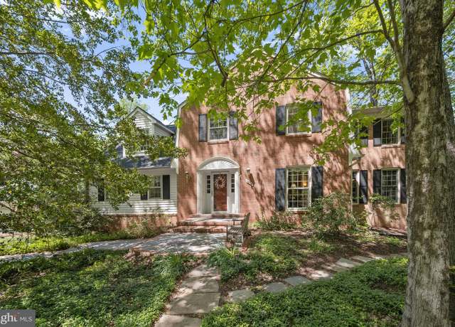 Property at 11836 Hunting Ridge Ct, Potomac, MD 20854, 4 beds, 2.5 baths