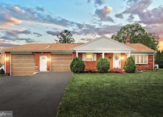 Property at 14 Longview Rd, Seven Valleys, PA 17360, 3 beds, 3 baths