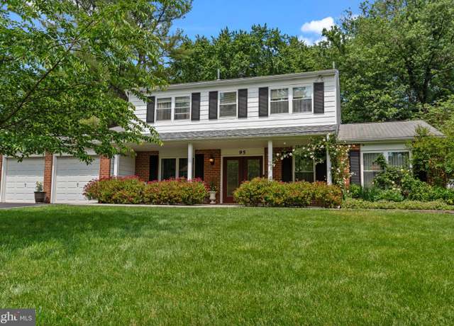Property at 95 Meadowfield Dr, Southampton, PA 18966, 4 beds, 2.5 baths